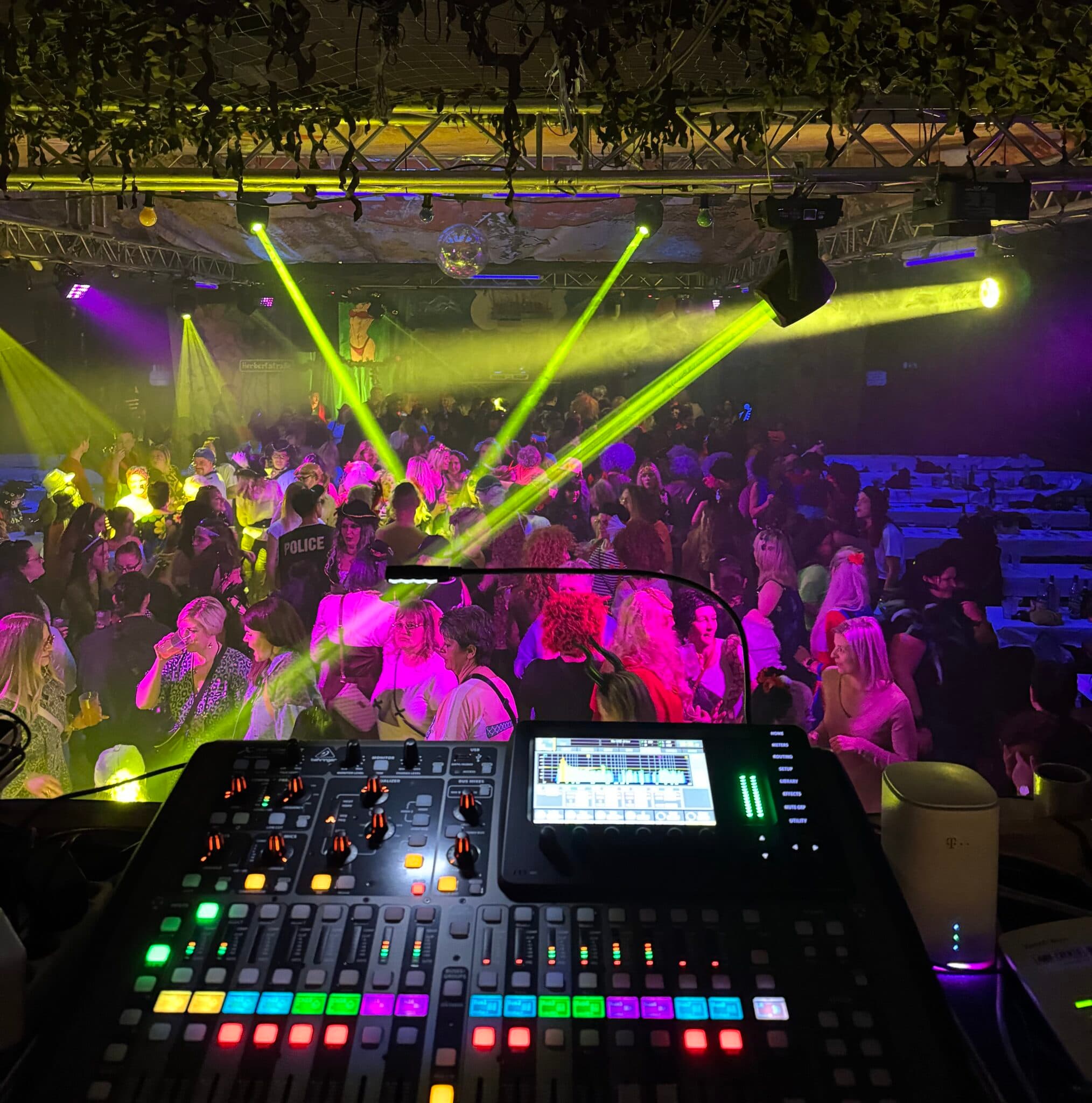 Live Setup mit Mischpult und Lichtsteuerung
